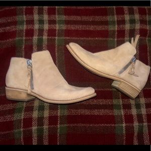Dolce Vita Sutton Ankle Booties Size 9 in Sand